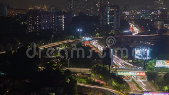 吉隆坡高速公路上繁忙的夜间交叉口交通视频的预览图