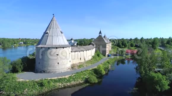 斯托拉多日斯卡亚要塞在沃尔霍夫河畔阳光明媚的一天俄罗斯老拉多加视频的预览图