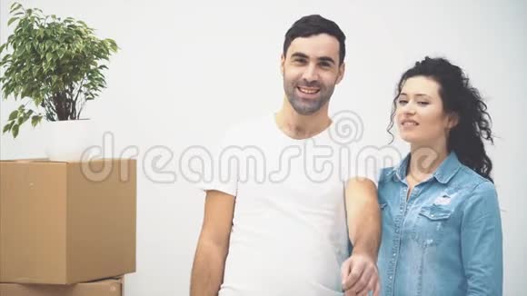 年轻夫妇正一起搬到一间新公寓微笑的一对快关门复制空间4K视频的预览图