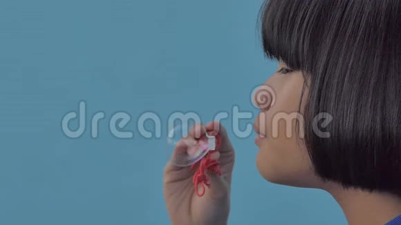 亚洲女孩在吹肥皂泡视频的预览图