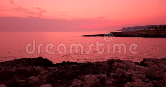 热带加勒比海海滩海日落时有金色的沙子和岩石天空五彩缤纷海洋运动缓慢度假放松和视频的预览图