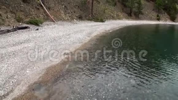 在贝加尔湖海岸干净透明的水下光滑的石头特写视频的预览图