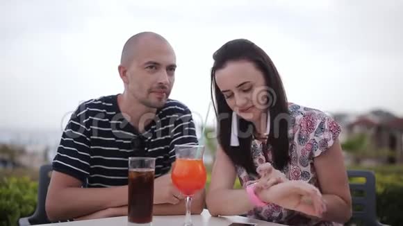 男人和女人在户外咖啡馆喝鸡尾酒视频的预览图