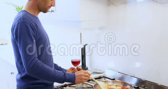 男人一边煮食物一边喝4k红酒视频的预览图