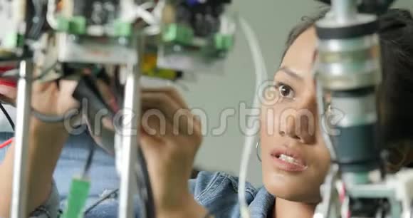 女电子工程师建筑测试修理实验室机器人视频的预览图