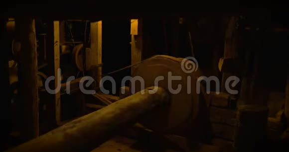 古代木制锯木厂机械视频的预览图