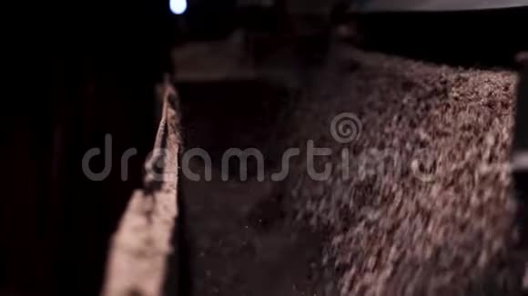 在一家工厂工业背景下关闭从破碎机掉下来的小岩石工作机器视频的预览图