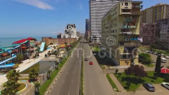 位于格鲁吉亚巴统的海滨大道一侧有多层建筑视频的预览图