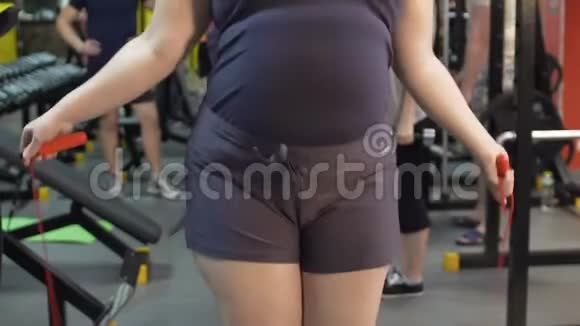 肥胖的女性跳绳和出汗女孩在健身房锻炼运动视频的预览图