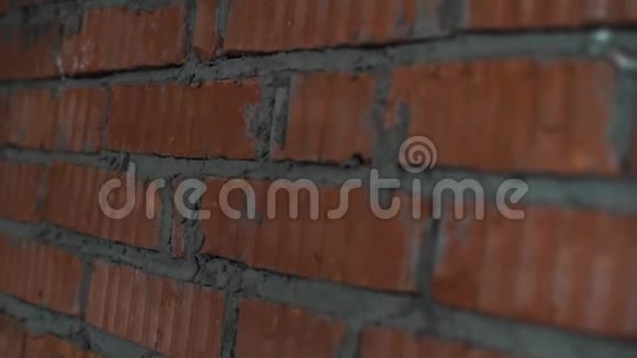 镜头展示了红砖和灰色混凝土的墙壁和男人的轮廓视频的预览图