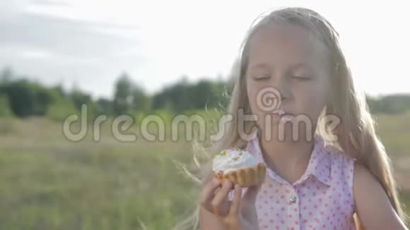 漂亮小女孩在吃布朗尼视频的预览图