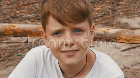红发少年蓝眼睛雀斑的情感肖像看着镜头视频的预览图