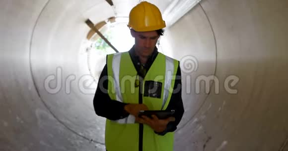 4k混凝土隧道内使用数字平板电脑的男工视频的预览图