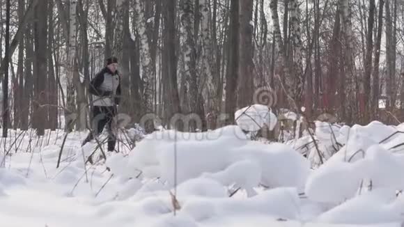 人们在冬季森林里晨练奔跑的运动员视频的预览图