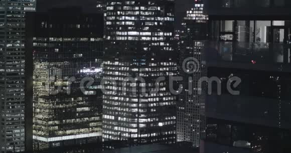 4K外部建立一个现代办公大楼夜间镜头视频的预览图