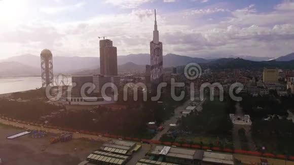 Batumi市中心与山脉天际线形成对比傍晚时分城市视频的预览图