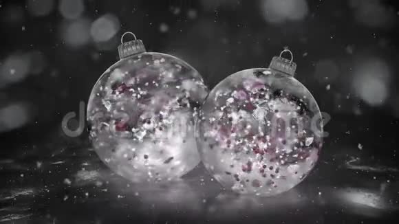两个旋转的圣诞白色冰保布雪彩色花瓣背景循环视频的预览图
