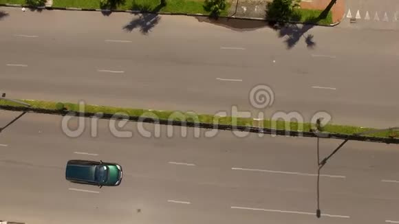汽车沿着宽阔的道路行驶交通系统基础设施俯视视频的预览图