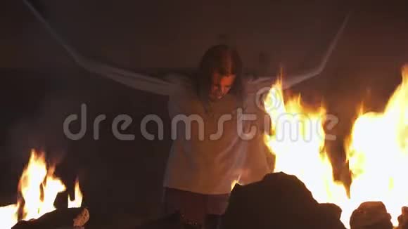 一个戴着袖子在天花板上挣扎着焚烧废弃建筑的疯子视频的预览图