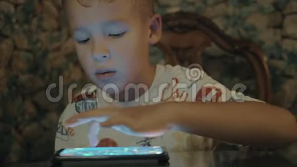 男孩在玩智能手机视频的预览图