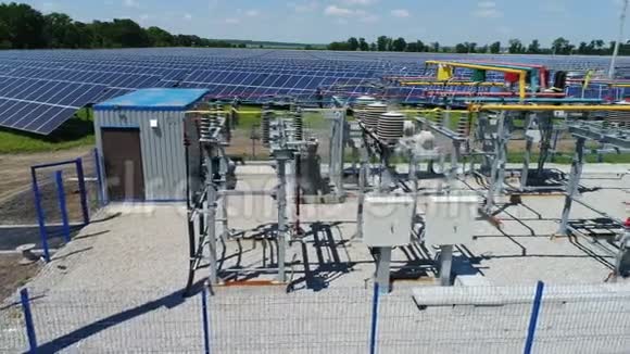 太阳能发电站中的变压器航空测量视频的预览图