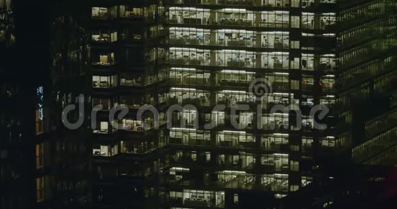 4K外部建立一个现代办公大楼夜间镜头视频的预览图