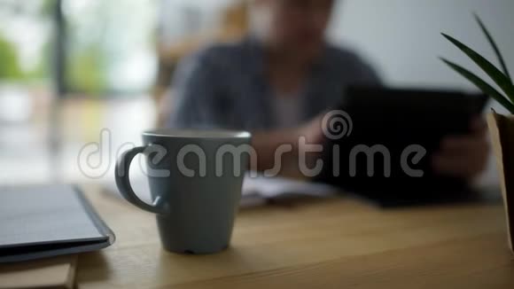 多利在桌上喝了杯咖啡视频的预览图