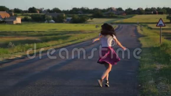 布鲁内特女孩在路上跳舞视频的预览图