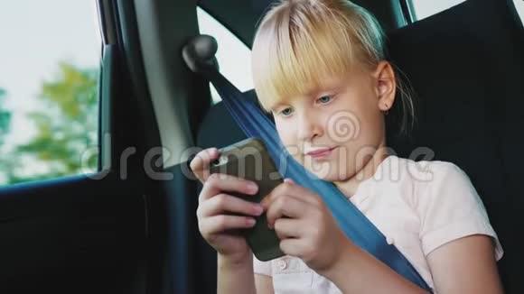 技术在路上4女孩今年6岁在玩智能手机她骑着一个汽车座椅视频的预览图