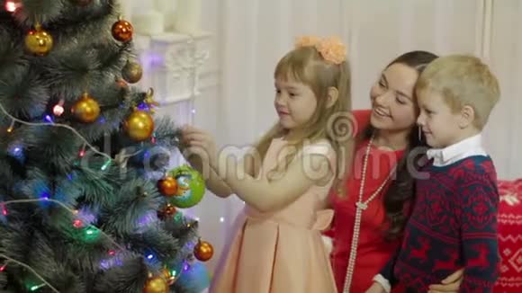 家庭装饰他们的圣诞树视频的预览图