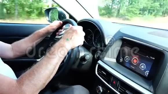 老人的手握着汽车的方向盘驾驶着车辆视频的预览图