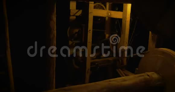 古代木制锯木厂机械视频的预览图
