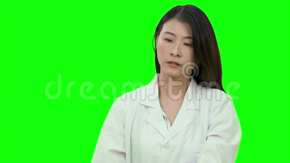 亚洲女医生在绿色屏幕上挤压注射器视频的预览图