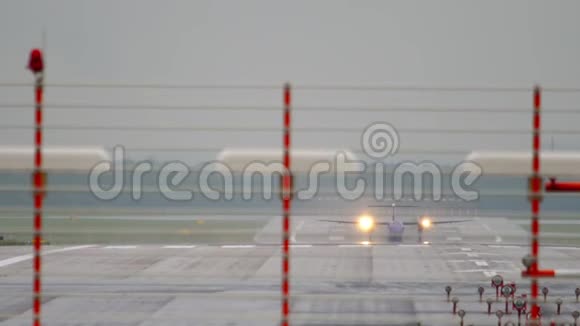 涡轮螺旋桨飞机在雨中起飞视频的预览图