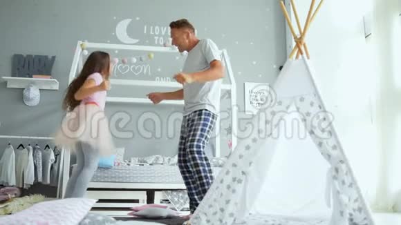 快乐的男人和他的女儿在卧室里跳舞视频的预览图