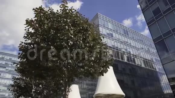 带有玻璃立面和阳台的高层建筑的超创意城市街区视频的预览图