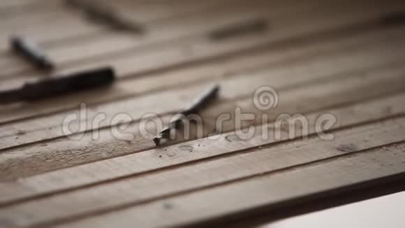 螺丝钉子等金属工具放在仓库的木桌上视频的预览图