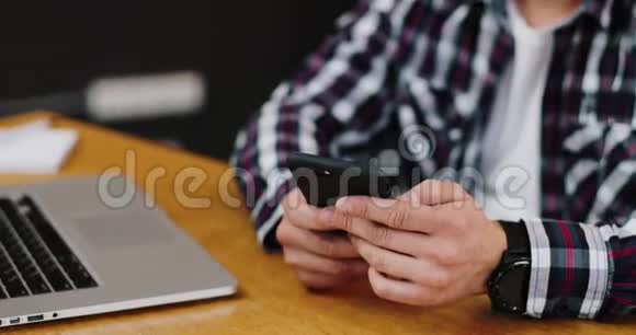 在现代办公室里商务人员用智能手机和笔记本电脑做慢动作视频的预览图