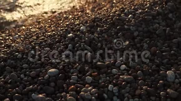 近近海面的小石头太阳落在水面上视频的预览图