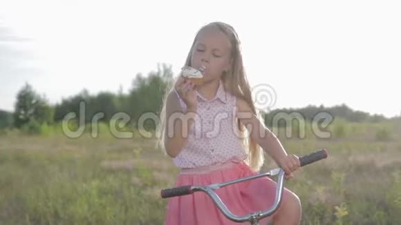 漂亮小女孩在吃布朗尼视频的预览图