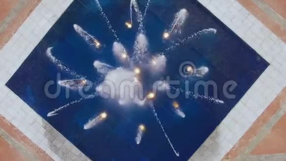 巴统欧洲广场喷泉向蓝色瓷砖表面喷射水流视频的预览图