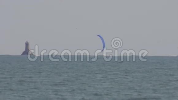 一艘蓝色的帆船在保加利亚黑海航行视频的预览图