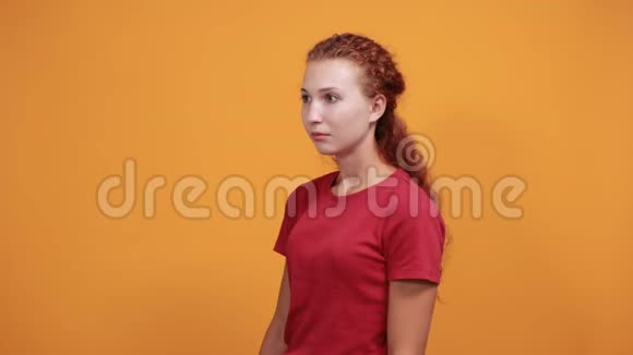令人震惊的年轻女子穿着红色衬衫双手捂住脸视频的预览图