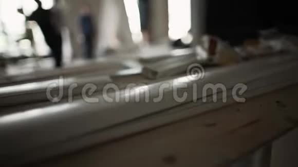 螺钉钉子和其他金属工具被放置在黑暗房间的木桌上视频的预览图
