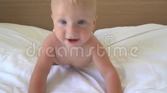 可爱的婴儿在床上爬行视频的预览图