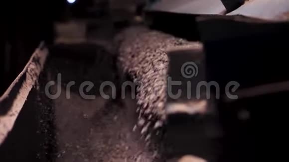 在一家工厂工业背景下关闭从破碎机掉下来的小岩石工作机器视频的预览图