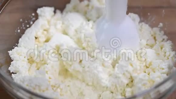 把干酪磨成搅拌机做奶油视频的预览图