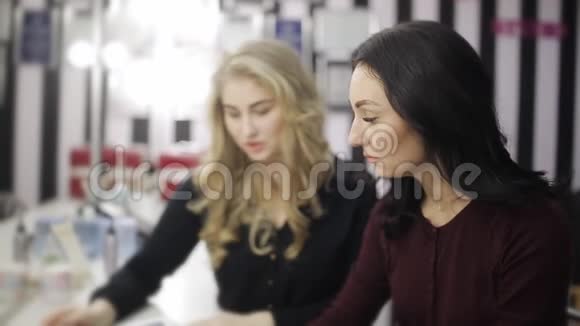两个女孩通过浏览一本时尚杂志而受到时尚潮流的启发视频的预览图