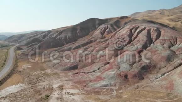 彩虹山的奇子山水红山阿塞拜疆西齐空中录像4k视频的预览图