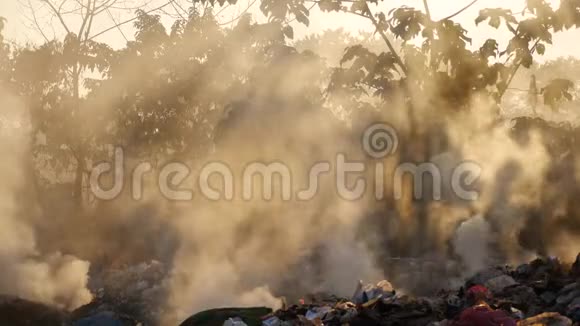 燃烧固体废物引起的烟雾视频的预览图